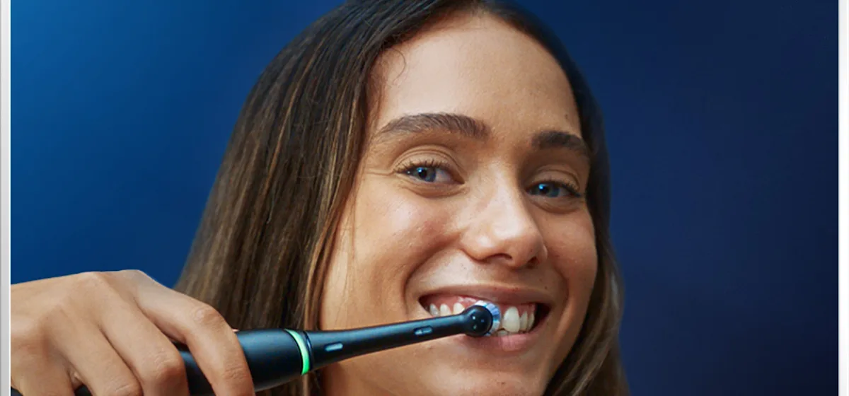 Oral-B iO6 elektrische Zahnbürste mit Verpackung, die geführte Reinigung mit der App hervorhebt, damit keine Stelle ausgelassen wird. Mit Made in Germany Anhänger.