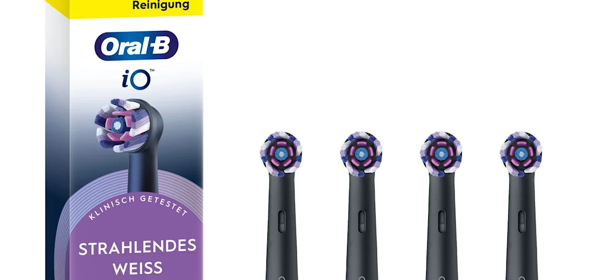 Oral-B iO Aufsteckbürsten-Verpackung, die "Strahlendes Weiss" und 4 Bürstenköpfe enthält, für 12 Monate sanfte Reinigung.