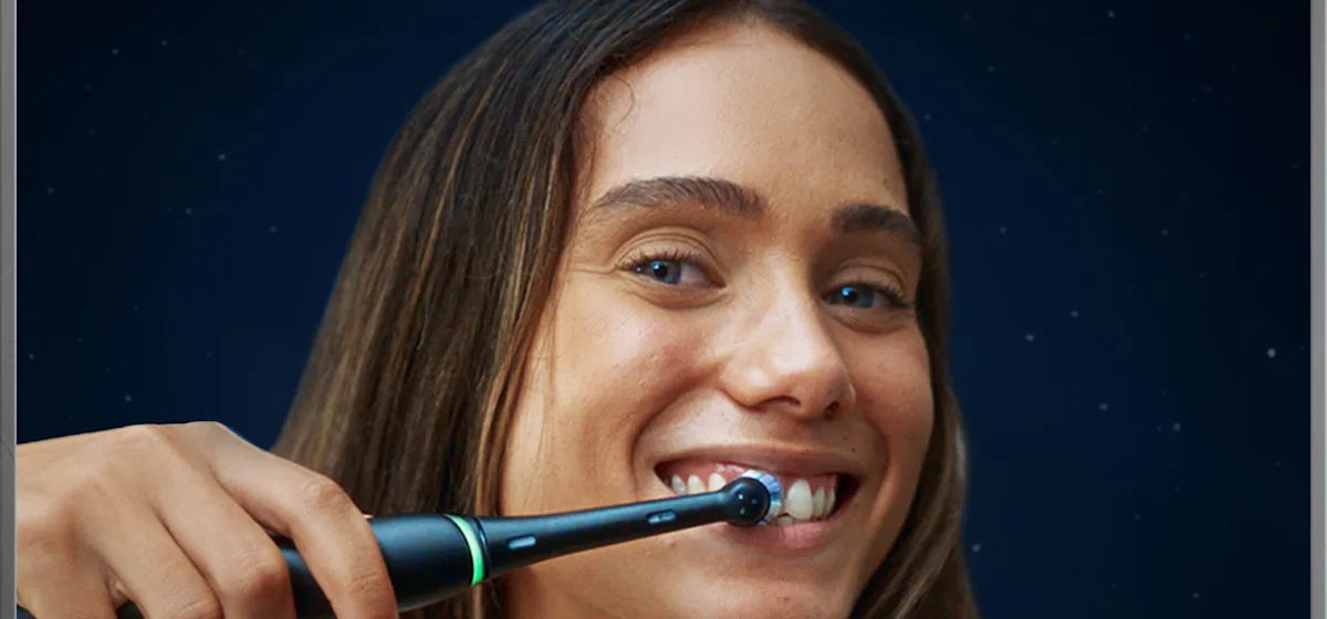Oral-B iO 10 Ultimate Zahnbürste, mit Verpackung und Zubehör, hervorgehoben als Oral-B's beste Zahnbürste.