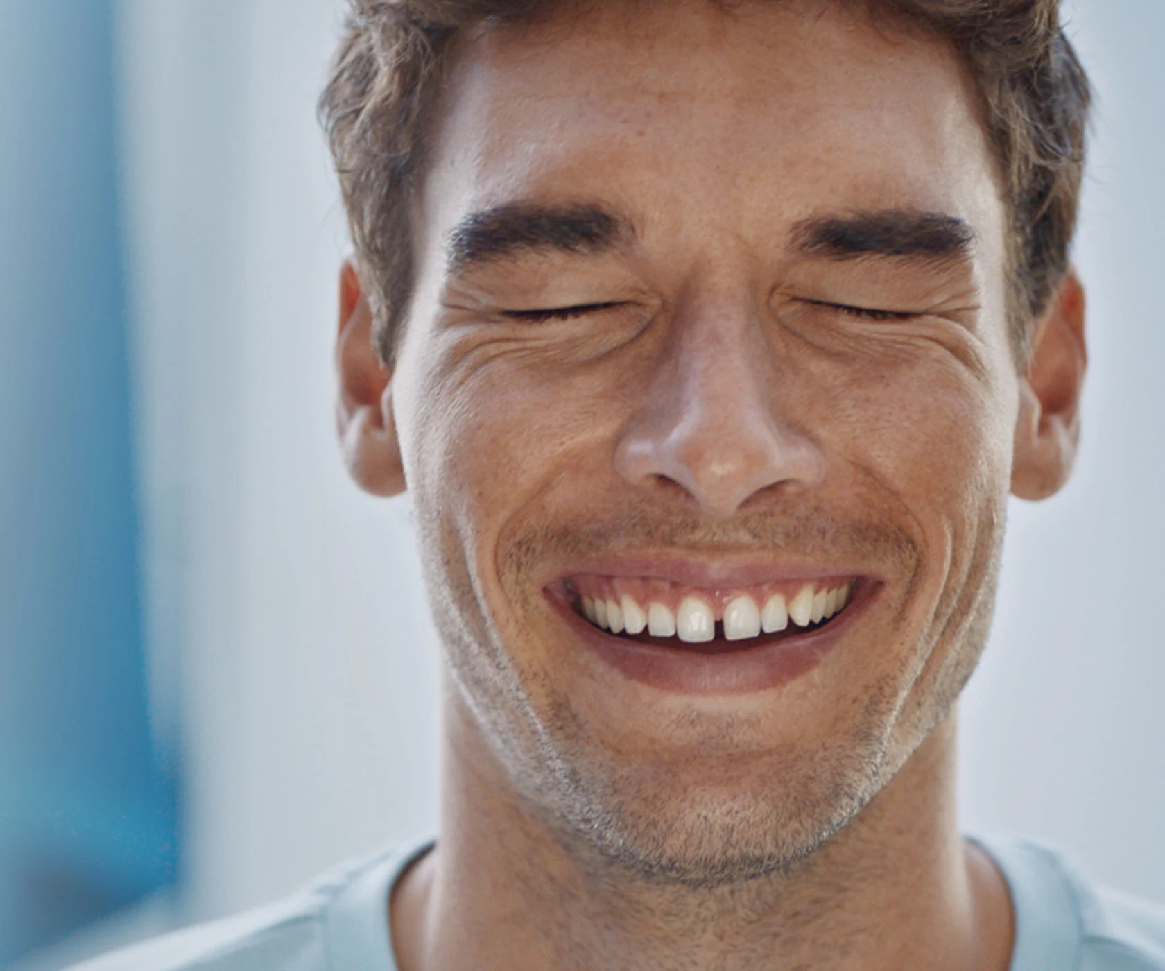 Zähneputzen mit elektrischer Zahnbürste 