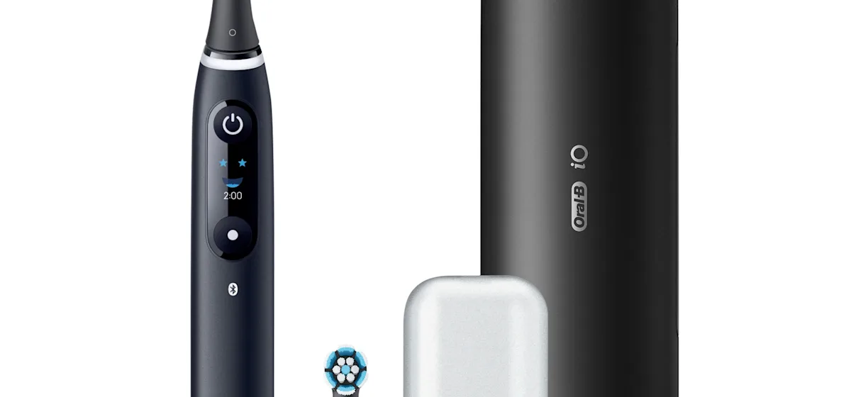 Oral-B iO6 elektrische Zahnbürste mit Verpackung, die geführte Reinigung mit der App hervorhebt, damit keine Stelle ausgelassen wird. Mit Made in Germany Anhänger.