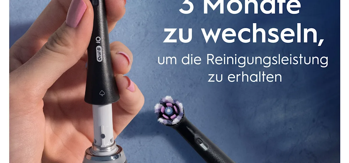 Oral-B iO Aufsteckbürsten-Verpackung, die "Strahlendes Weiss" und 4 Bürstenköpfe enthält, für 12 Monate sanfte Reinigung.