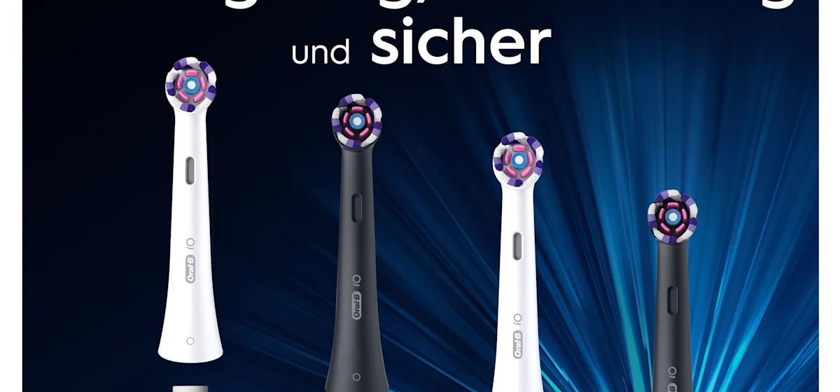 Oral-B iO Aufsteckbürsten-Verpackung, die "Strahlendes Weiss" und 4 Bürstenköpfe enthält, für 12 Monate sanfte Reinigung.