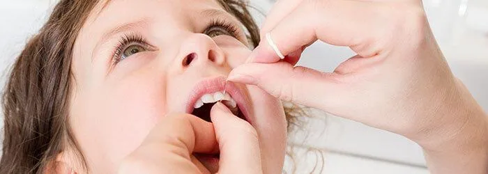 Zahnseide bei Kindern 