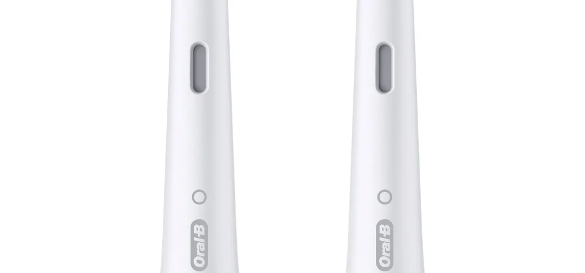 Oral-B iO Aufsteckbürsten-Verpackung, hervorgehoben wird die "Sanfte Reinigung" und dass zwei Bürsten enthalten sind.