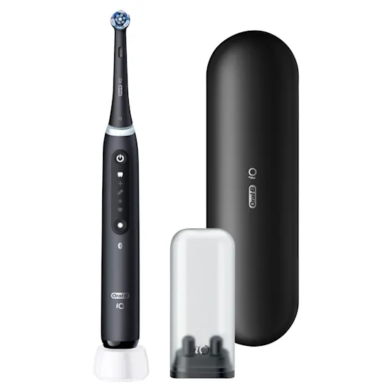 Oral-B iO5 Zahnbürste in Schwarz, zusammen mit Verpackung, Reiseetui und Ladefunktion; mit dem Hinweis Made in Germany.