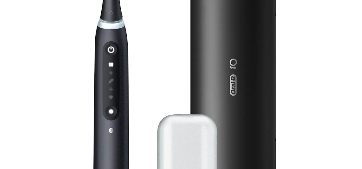 Oral-B iO5 Zahnbürste in Schwarz, zusammen mit Verpackung, Reiseetui und Ladefunktion; mit dem Hinweis Made in Germany.