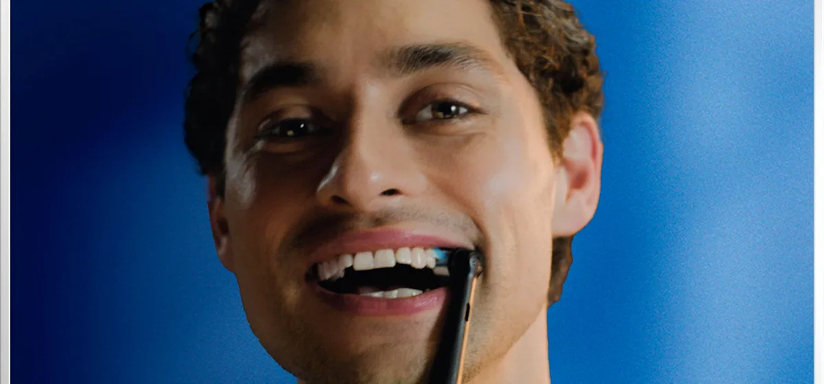 Oral-B iO6 elektrische Zahnbürste mit Verpackung, die geführte Reinigung mit der App hervorhebt, damit keine Stelle ausgelassen wird. Mit Made in Germany Anhänger.
