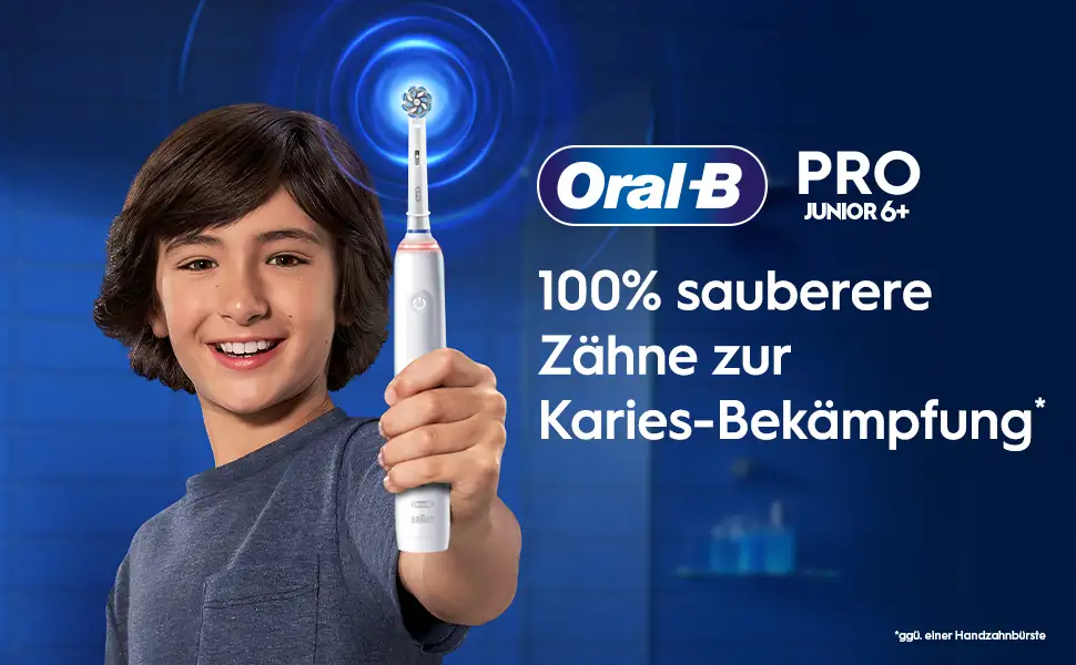 Junge hält eine weiße Oral-B Pro Junior Zahnbürste. 100% sauberere Zähne zur Karies-Bekämpfung. 