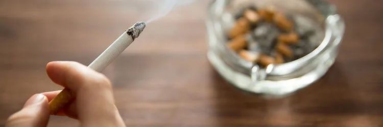Verfärbte Zähne als Nebenwirkung des rauchens 