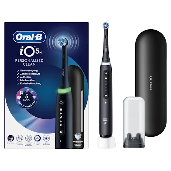 Oral-B iO5 Zahnbürste in Schwarz, zusammen mit Verpackung, Reiseetui und Ladefunktion; mit dem Hinweis Made in Germany.
