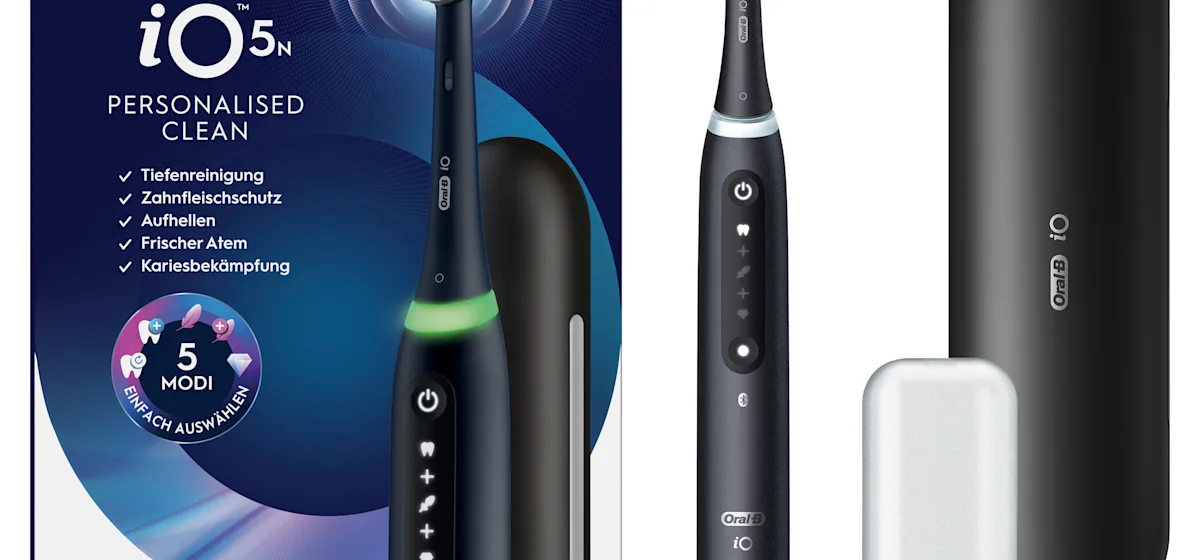 Oral-B iO5 Zahnbürste in Schwarz, zusammen mit Verpackung, Reiseetui und Ladefunktion; mit dem Hinweis Made in Germany.