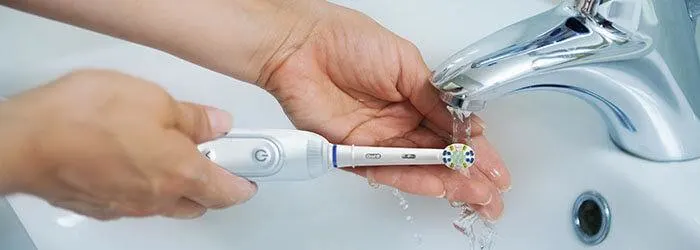 So pflegen Sie Ihre elektrische Zahnbürste