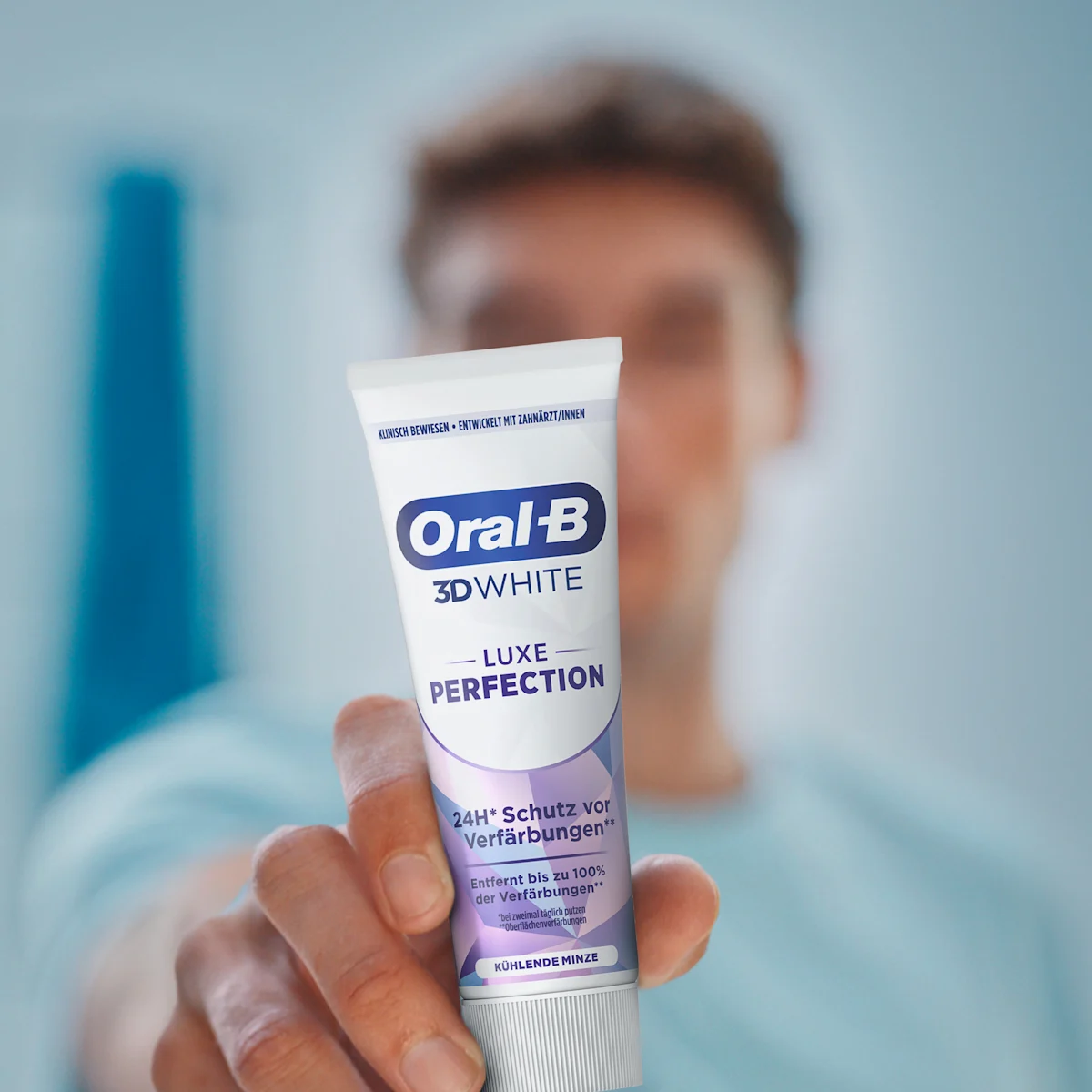 Oral-B 3D White Luxe Perfection Zahnpasta, Tube und Verpackung, mit dem Hinweis "Entfernt bis zu 100% der Verfärbungen".