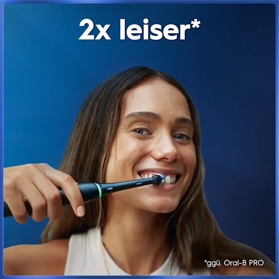 Oral-B iO5 Zahnbürste in Schwarz, zusammen mit Verpackung, Reiseetui und Ladefunktion; mit dem Hinweis Made in Germany.