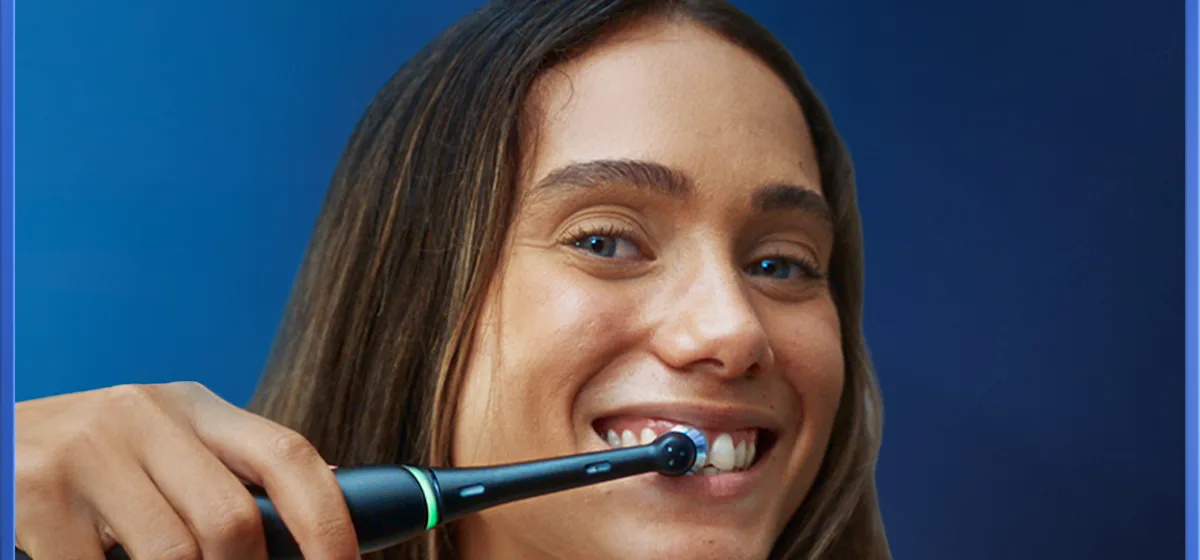 Oral-B iO5 Zahnbürste in Schwarz, zusammen mit Verpackung, Reiseetui und Ladefunktion; mit dem Hinweis Made in Germany.