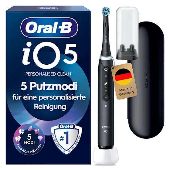 Oral-B iO5 Zahnbürste in Schwarz, zusammen mit Verpackung, Reiseetui und Ladefunktion; mit dem Hinweis Made in Germany.
