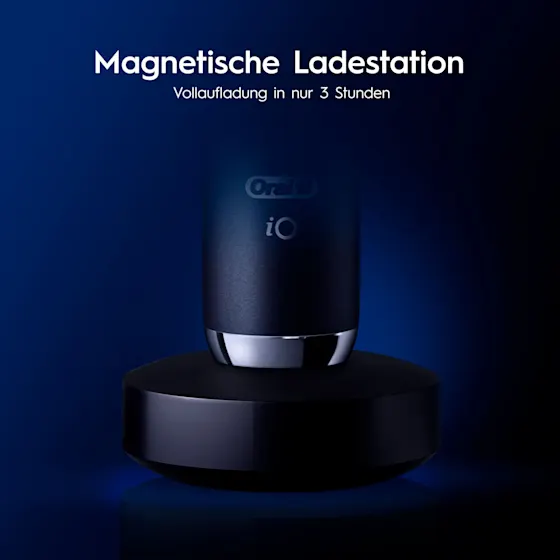 Oral-B iO9 Zahnbürste mit Verpackung, Reise-Etui mit Schnellladestation und „Made in Germany“ Anhänger.