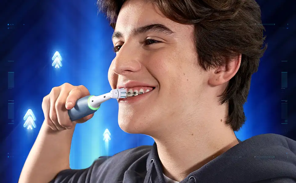 Jugendlicher, der sich mit der Oral-B iO Teens Zahnbürste die Zähne putzt.	 