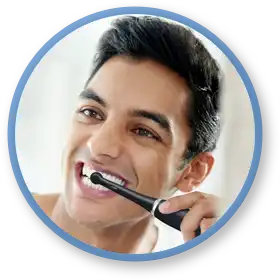 Zähneputzen mit elektrischer Zahnbürste undefined