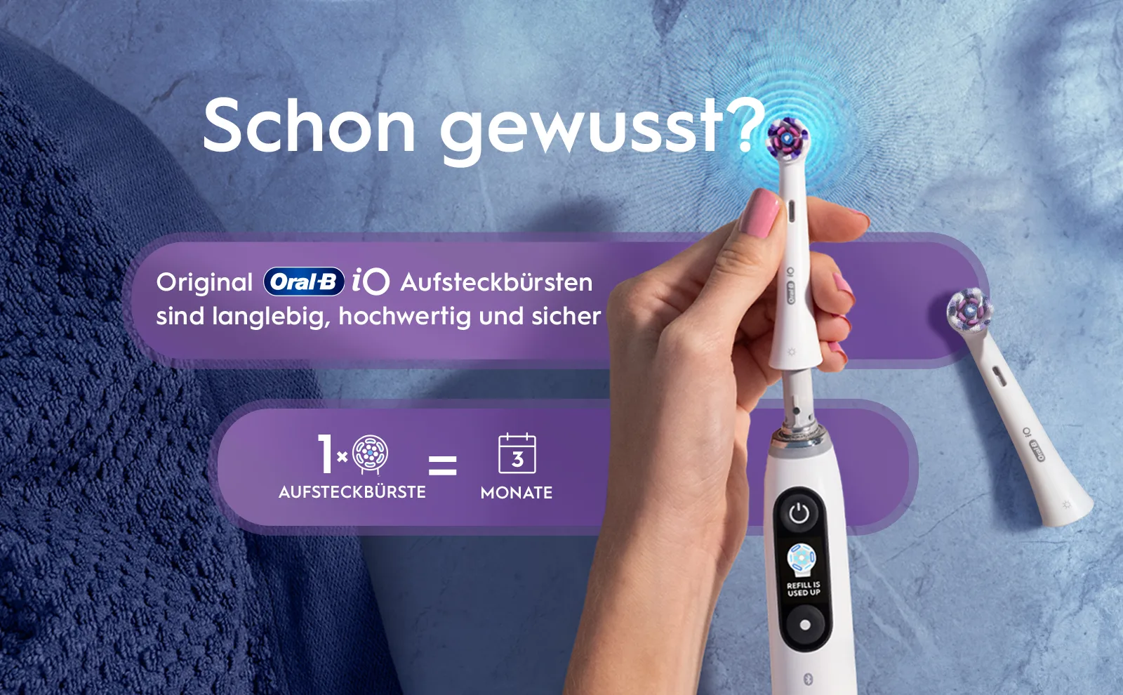 Hand hält einen Oral-B iO Bürstenkopf, der 3 Monate hält, was weniger als 4€ pro Monat entspricht. 
