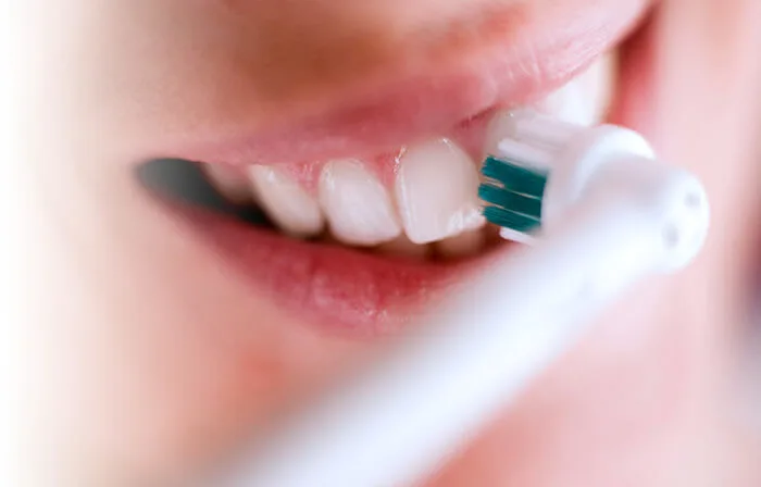 Mehr Plaqueentfernung mit elektrischen Zahnbürsten article banner