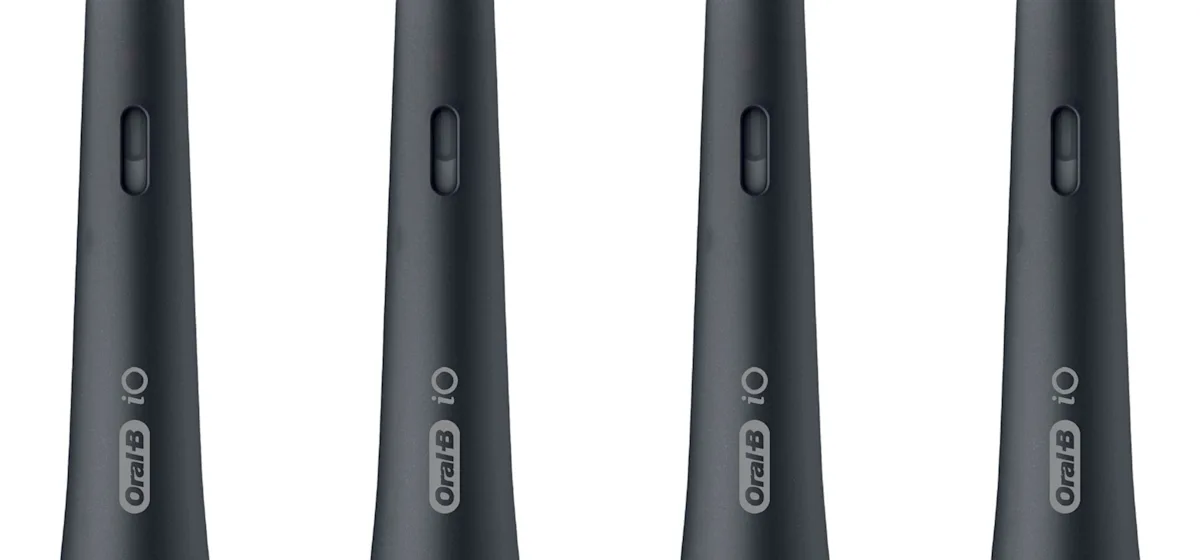 Oral-B iO Aufsteckbürsten-Verpackung, die "Strahlendes Weiss" und 4 Bürstenköpfe enthält, für 12 Monate sanfte Reinigung.