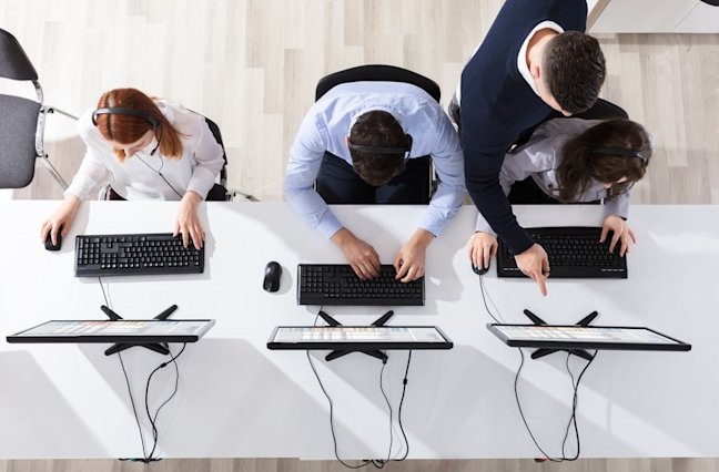 call center agent getting help from manager
