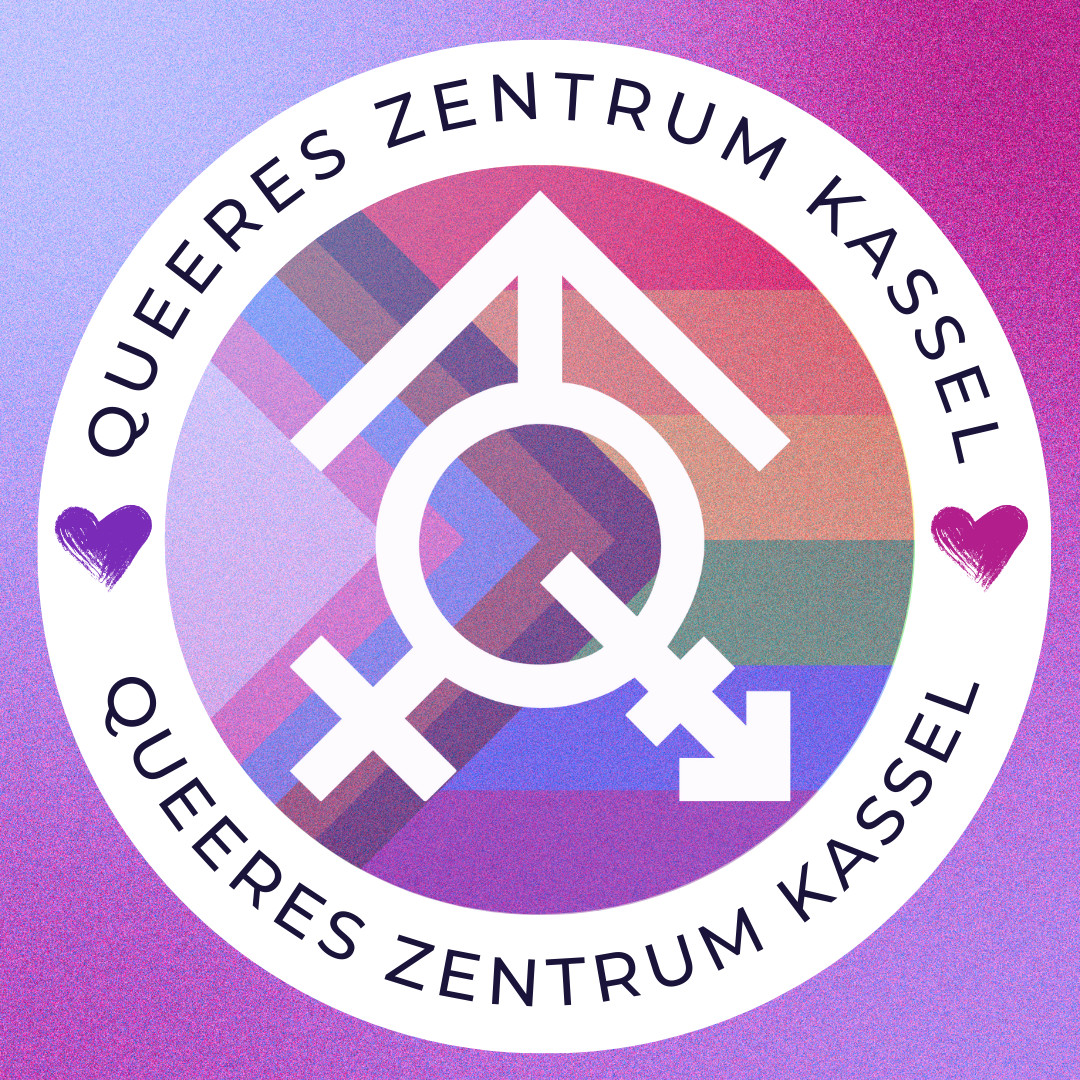 Sticker des Queeren Zentrums Kassel; auf einem pinken bis lila Hintergrund ist ein Weißer Kreis, in dem sich das Logo des Queeren Zentrums befindet. Dahinter ist die Progress Flag, also eine Regenbogenflagge, zu der links die Farben der Transflagge sowie braun und schwarz (als Zeichen gegen Rassismus) ergänzt wurden.