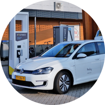 E-auto bij het snellaadstation