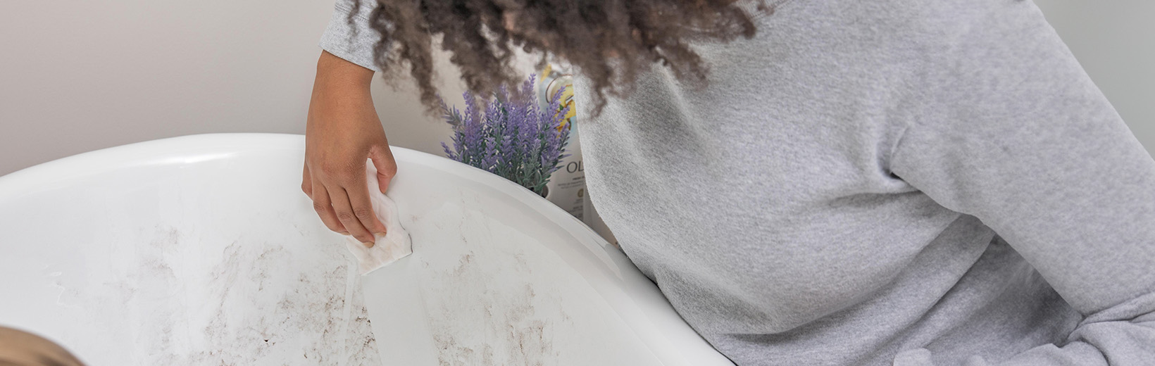 How To Clean An Old Bathtub In 3 Easy Steps | Mr Clean®