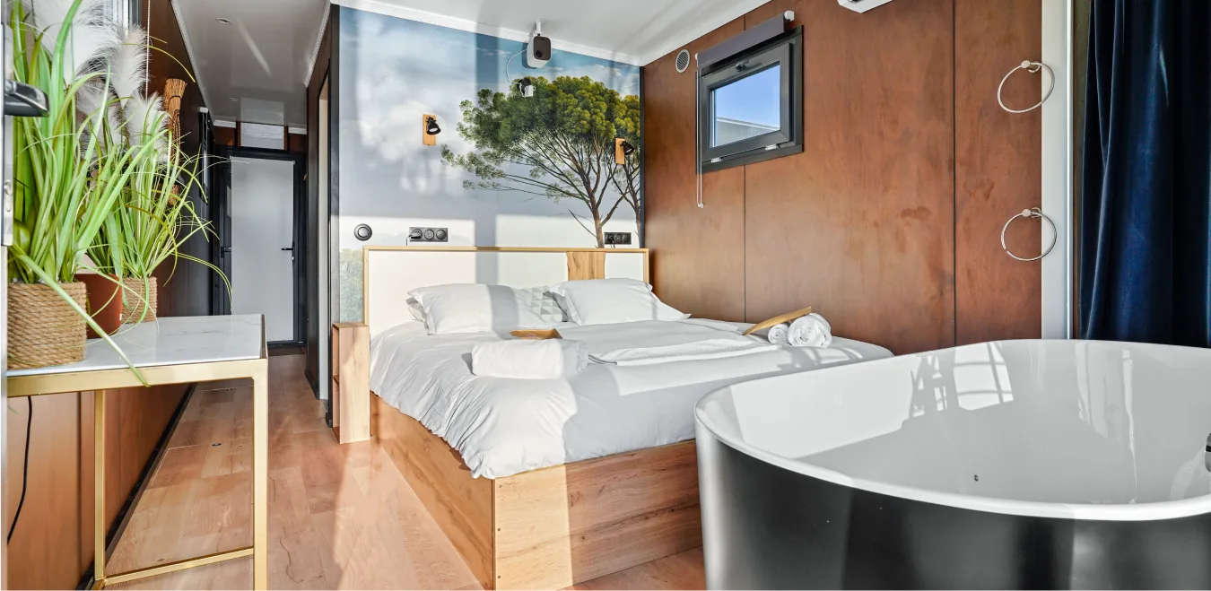 L’Escale Royale saves 40 hours monthly with remote management of floating houses