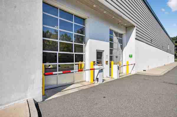exterior view of the drive-in loading bay at Manhattan Mini Storage in Springfield, NJ