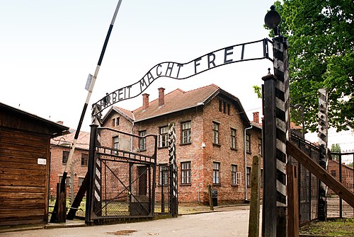 500px-Auschwitz I (22 May 2010)