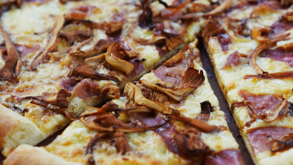 Seasonal change is here! Specifically in the form of the Chanterelle Prosciutto Primo, featuring the best mushrooms foraged from the PNW by Foraged and Found Edibles paired with La Quercia prosciutto. Are you here for it? 🍄🍂
#pagliaccipizza #eatseasonal #chanterelles