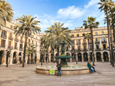 fontána na náměstí La Placa Reial, Barcelona 