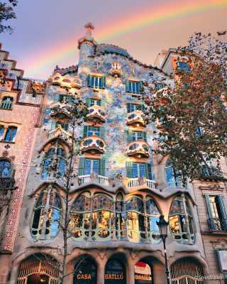Casa-Batlló-Gaudí-Barcelona-Rainbow