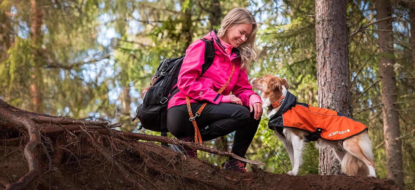 Icepeak Pet Hero, a woman and a dog with Icepeak Pet garment in the woods 