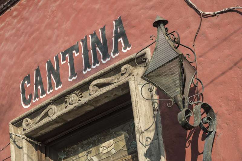 Mexico City Cantinas: History, Drinks and Local Culture