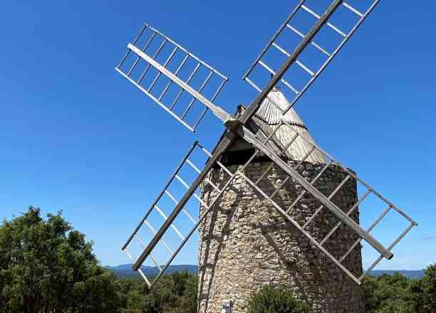 Photographie de lauurenn_c dans le parc "Saint Julien le Montagnier - Le village de Jean Giono"