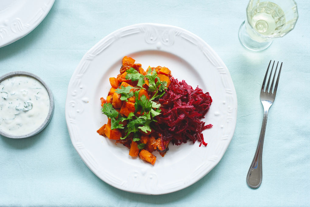 Herbstliche Kürbis-Pfanne mit Rote-Beete-Salat und Minz-Dip