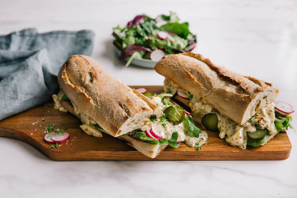 Eier-Mayo-Sandwiches mit Radieschen-Gurken-Salat
