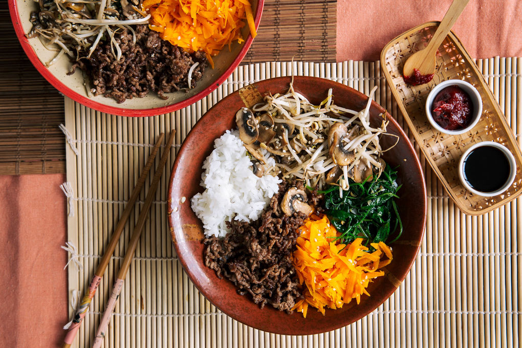 Koreanisches Bibimbap mit Rinderhack, Sprossen und Spinat
