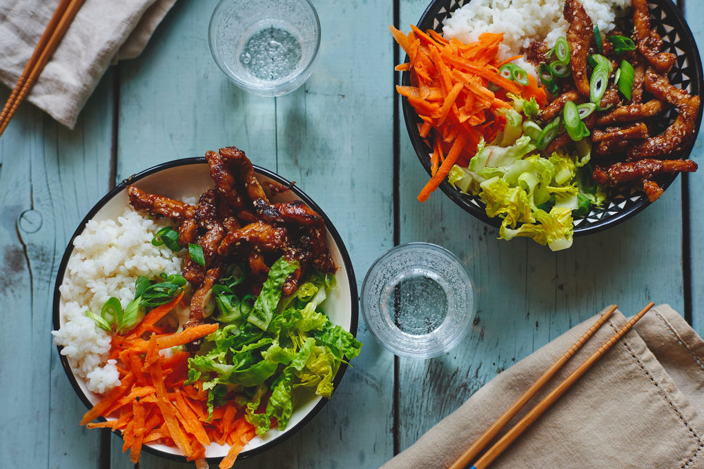 Koreanische Reisschale mit Schweinefleisch und knackig-frischem Gemüse