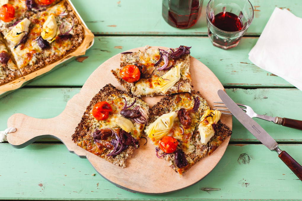 Low-Carb-Pizza mit Artischocken, Oliven und Tomaten