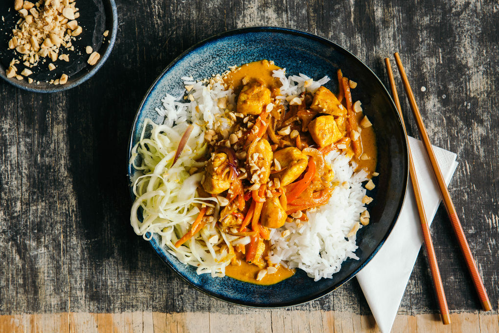 Gelbes Thai-Curry mit Hähnchen, Erdnüssen und Reis