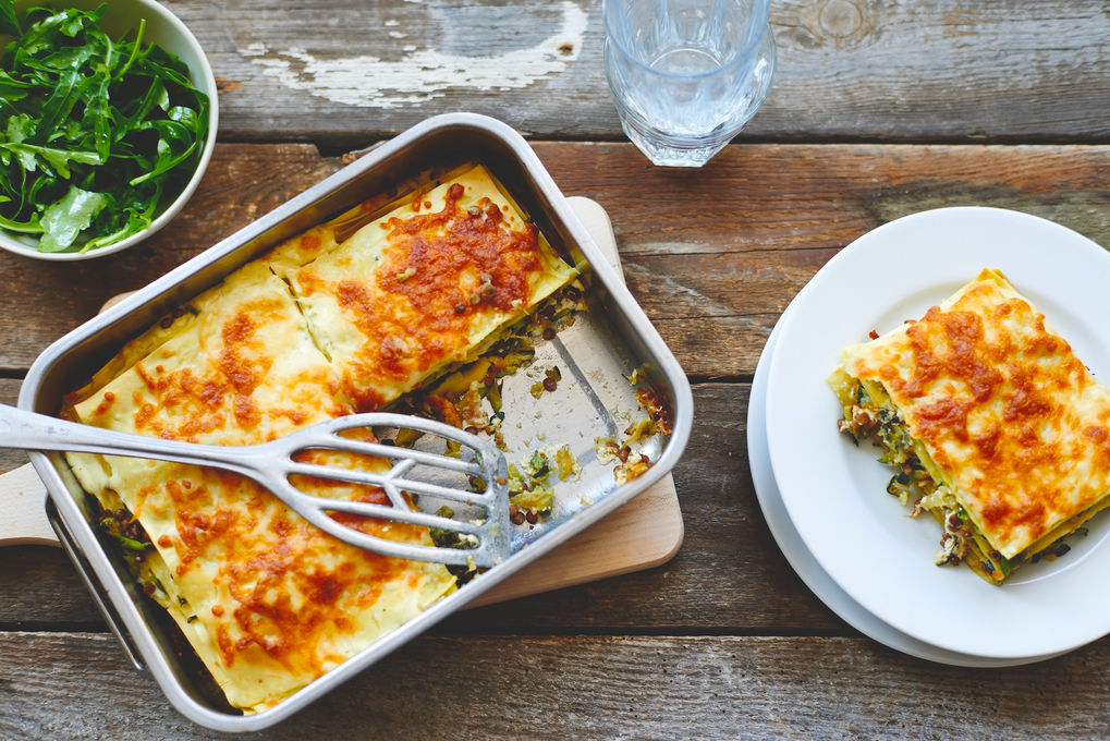 Vegetarische Lasagne gefüllt mit Linsen und Zucchini