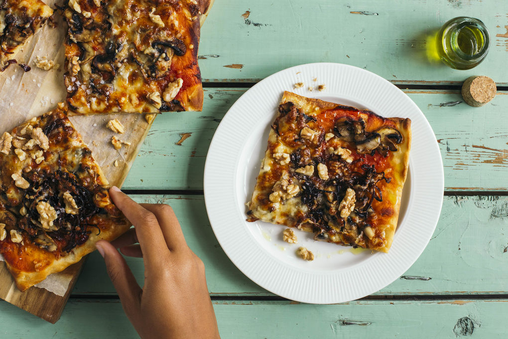 Getrüffelte Pizza mit Pilzen dazu Balsamico-Zwiebeln und Walnüsse