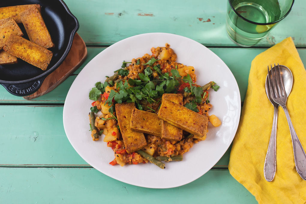 Indisches Linsengemüse mit krossem Curry-Tofu und Joghurt-Dip