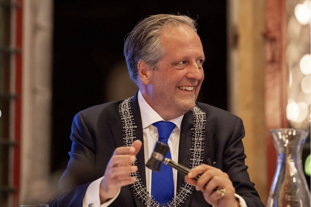 Burgemeester Pechtold vlak na installatie